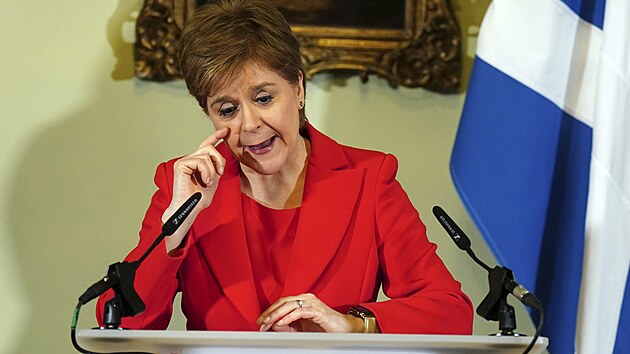 Nicola Sturgeonov hovo na tiskov konferenci v Edinburghu v oficiln rezidenci prvnho ministra Skotska. (15. nora 2023)