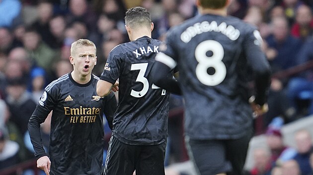 Fotbalist Arsenalu se raduj z glu, kter vstelil Oleksandr Zinenko.