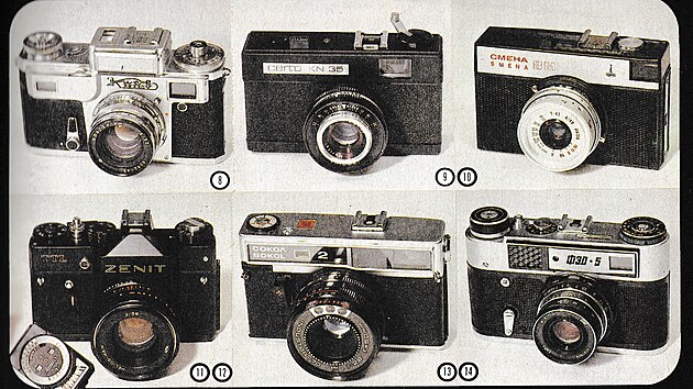 Fotoapar�ty z tehdej��ho SSSR.
Fotoapar�t Kijev 4 - objektiv Jupiter 8M 2/53 s vestav�n�m expozimetrem na kinofilm 24x36 mm. Expozi�n� �asy B 2s - 1/100 s, stupnice clon 2 - 22. Dovoz ze SSSR. Cena za 1 650 K�s (vlevo naho�e).