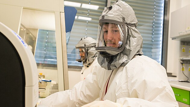 Virologov z Biologickho centra AV R testuj protiltky proti viru SARS-CoV-2 v laboratoi s vysokm stupnm zabezpeen BSL-3.