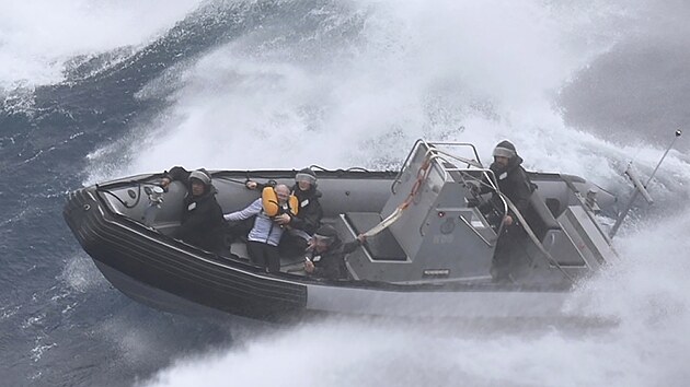 Nmon lo HMNZS Te Mana veze zachrnnho nmonka z jeho zasaen jachty v zlivu Hauraki u novozlandskho Severnho ostrova. (14. nora 2023)