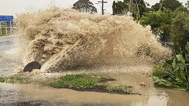 Voda trysk z kanlu na ulici v Te Awanga, jihovchodn od Aucklandu na Novm Zlandu. (14. nora 2023)