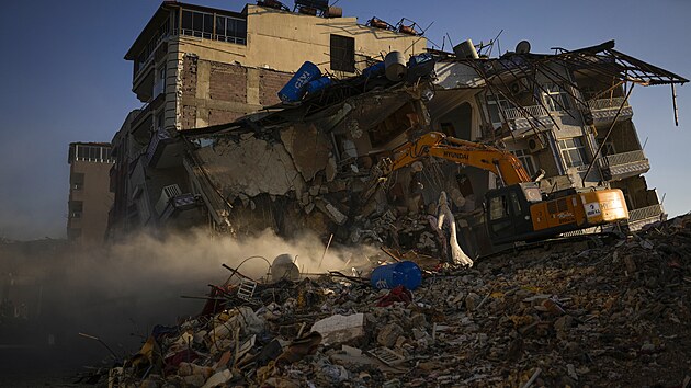 Bagr demoluje zbytky znien budovy po zemtesen v Samandagu v jinm Turecku. (16. nora 2023)