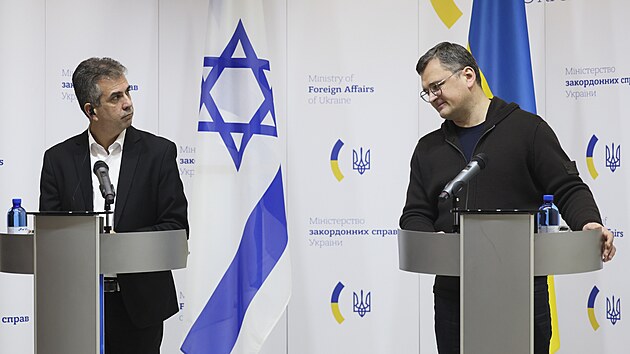 Izraelsk ministr zahrani Eli Kohen po boku svho ukrajinskho protjku Dmytro Kuleby na nvtv Kyjeva (16. nora 2023)