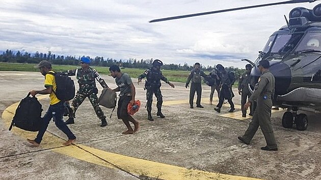 Evakuace pasar dopravnho letadla spolenosti Susi Air, kter zaplili pslunci separatistick Nrodn osvobozeneck armdy Zpadn Papuy. (7. nora 2023)
