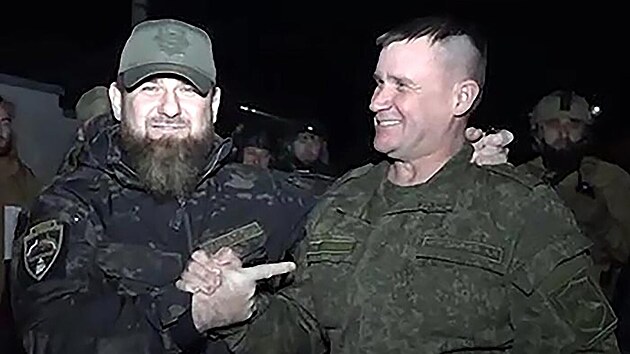 Nov velitel Centrlnho vojenskho okruhu Andrej Mordviev po boku eenskho vdce Ramzana Kadyrova v jihoukrajinskm Mariupolu (28. nora 2022)
