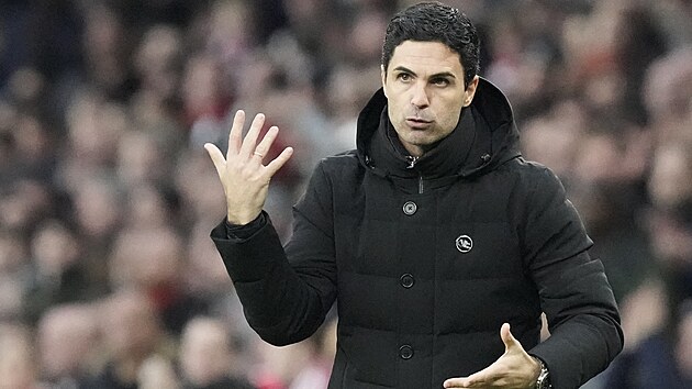 Trenr fotbalist Arsenalu Mikel Arteta bhem domcho ligovho utkn s Brentfordem.