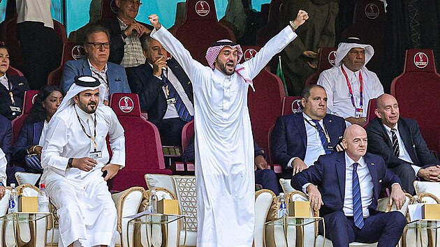 Sadsk korunn princ Muhammad bin Salmn (uprosted) slav vtzstv nad Argentinou na mistrovstv svta v Kataru. Vpravo dole sed Gianni Infantino, prezident FIFA.