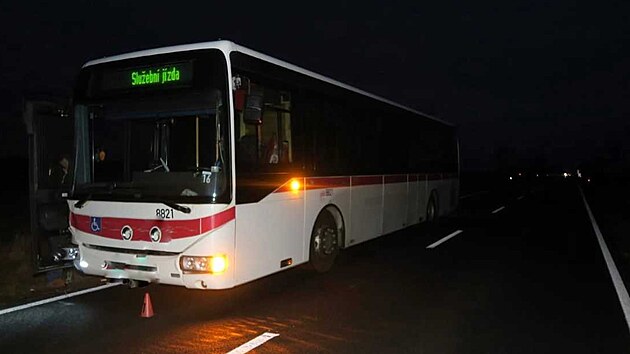 U Sme�na na Kladensku brzy r�no zem�el po sr�ce s autobusem mu� na elektrokolob�ce. Nebyl ve tm� vid�t a nem�l p�ilbu. (13. �nora 2023)