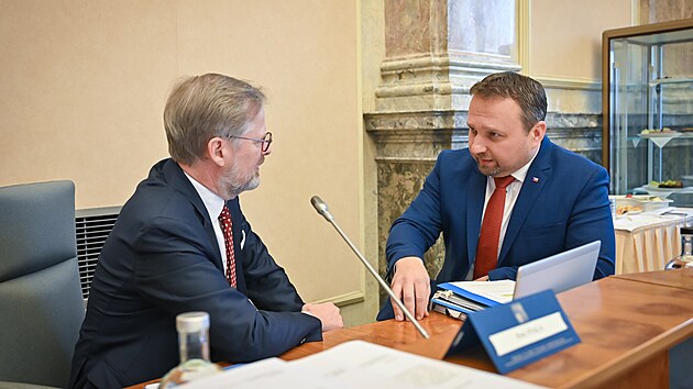 Ministr práce a sociálních věcí Marian Jurečka s premiérem Petrem Fialou při jednání vlády 15. února 2023