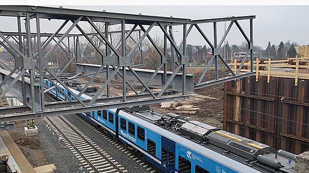 Stavai nad eleznin tra mezi Pardubicemi a Hradcem Krlov vysunou mostn provizorium. To od jara nahrad star silnin most na silnici II/211, kter pijde zbourat.