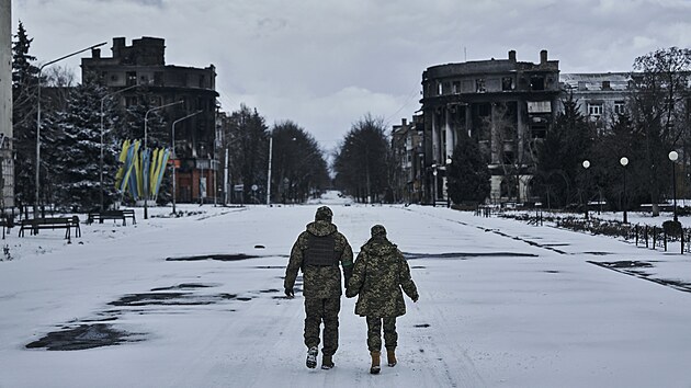 Ukrajinští vojáci prochází ulicí v Bachmutu. (12. února 2023)