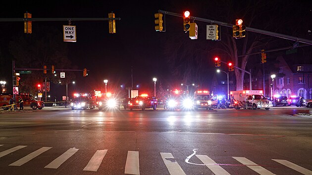 Z�chrann� vozidla blokuj� vjezd na Michiganskou st�tn� univerzitu ve m�st� East Lansing v Michiganu. (14. �nora 2023)