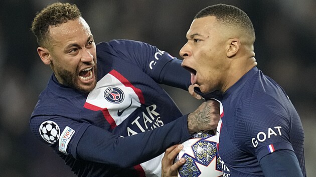 Pedasn radost hvzd Paris St. Germain. Kylian Mbapp (vpravo) a Neymar...