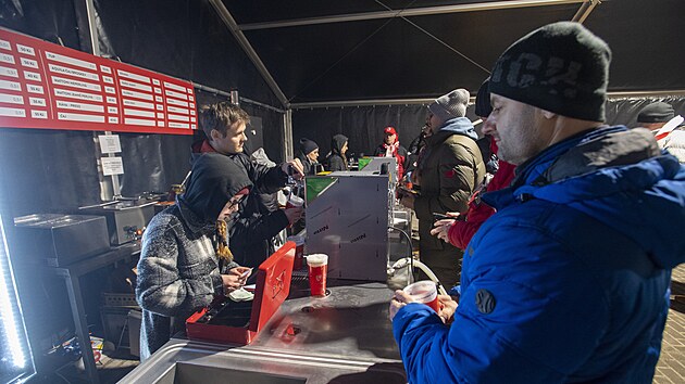 Na stadionu bylo m�lo st�nk� s ob�erstven�m, fanou�ci si st�ovali na dlouh� fronty. (4. �nora 2023)