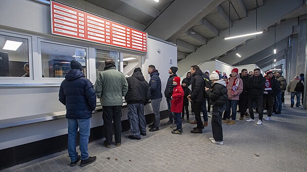 Na stadionu bylo m�lo st�nk� s ob�erstven�m, fanou�ci si st�ovali na dlouh� fronty. (4. �nora 2023)