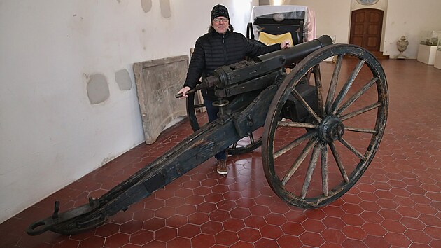 Nov zdob expozici zmku v Hradci nad Moravic tak historick salvov kulomet a prusk bronzov tylibern dlo ze sbrek knat Lichnovskch. Na snmku kasteln hradeckho zmku Radomr Pibyla.