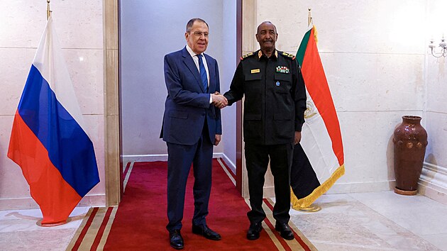 Ruský ministr zahranií Sergej Lavrov (vlevo) s éfem súdánské svrchované rady...