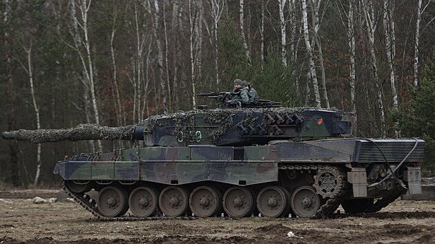 Polt instruktoi pipravuj ukrajinsk vojky na pm boj v tancch Leopard 2. (13. nora 2023)