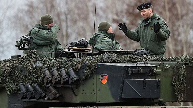 Polt instruktoi pipravuj ukrajinsk vojky na pm boj v tancch Leopard 2. (13. nora 2023)