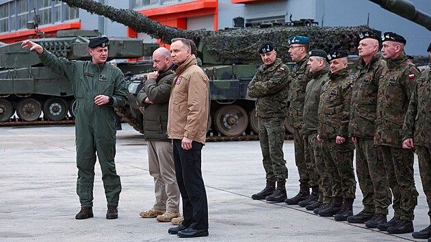 Polsk prezident Andrzej Duda s polskmi instruktory (13. nora 2023)