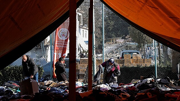 Lid v tureck Antalyi si chod pro obleen do tamnho tbora s humanitrn pomoc. (18. nora 2023)