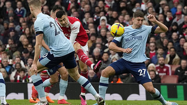 Gabriel Martinelli z Arsenalu (uprosted) vysl stelu do brny Brentfordu.