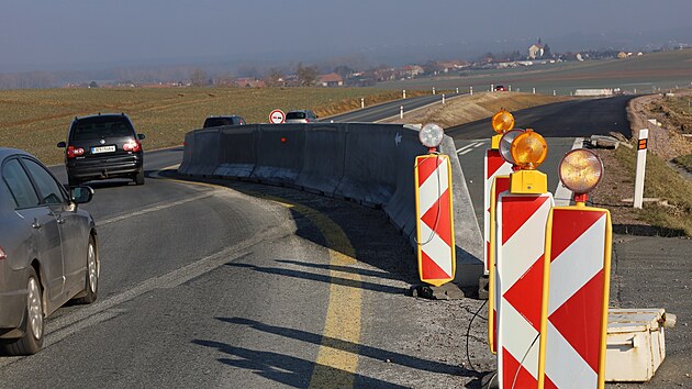 Do zprovozn�n� ��sti nov�ho p�ivad��e mus� �idi�i vyu��vat soub�nou vedlej�� komunikaci.