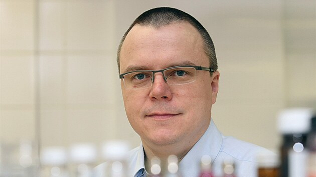 Fyzikln chemik z CATRIN Univerzity Palackho v Olomouci Michal Otyepka se vnuje 2D chemii, kter zkoum materily tak tenk, e jim chyb tet rozmr - tlouka.