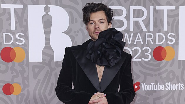 Zpvk Harry Styles se pedvedl v modelu znaky Nina Ricci (Brit Awards, Londn, 11. nora 2023).