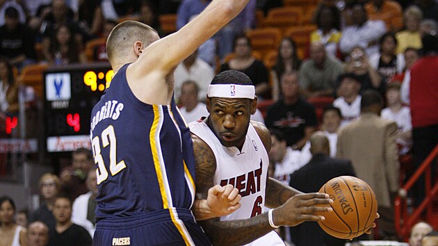 LeBron James (vpravo) z Miami Heat to v zpase s Indiana Pacers, v roce 2010 se dostal do elitn stovky stelc NBA.