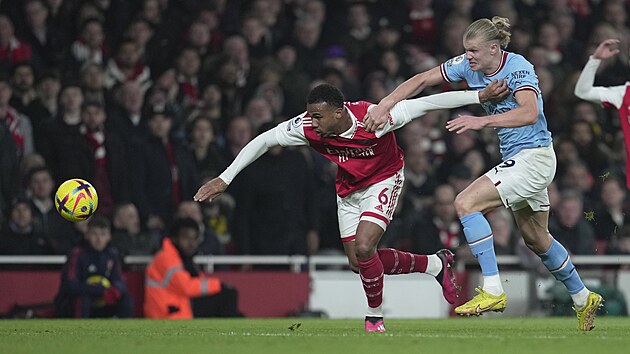 Gabriel (vlevo) z Arsenalu a Erling Haaland z Manchesteru City bojuj o m.