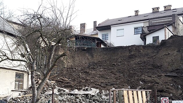 Nad domkem v rychnovsk Krocnov ulici se sesunula oprn ze a pokodila jej. (16. nora 2023)