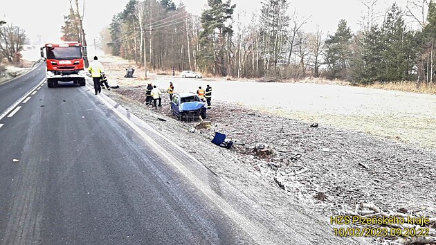 Namrzl silnice potrpila dva idie na Tachovsku nedaleko Sytna. Nejprve havaroval 28let mu (auto  v pozad), zhruba o dv hodiny na stejnm mst 20let ena (auto vpedu).