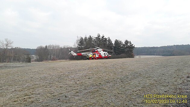 Namrzl silnice potrpila dva idie na Tachovsku nedaleko Sytna. Nejprve havaroval 28let mu, zhruba o dv hodiny na stejnm mst 20let ena. Pro ni piletl vrtulnk.