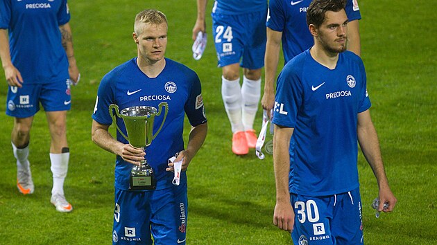 CENA TCHY. Zkrouen liberet fotbalist tmaj v rukou stbrn medaile po porce ve finle MOL Cupu se Spartou. Kapitn Jan Mikula nese trofej za druh msto.