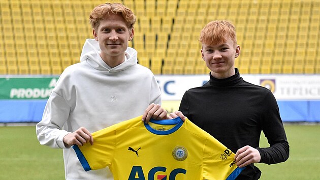 Tade Vachouek (vlevo) a Maty Korselt v lednu podepsali profesionln smlouvy s Teplicemi.