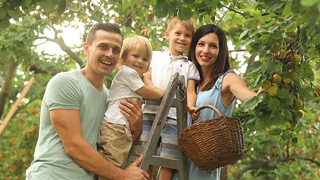 Petra Holubov ije se svou rodinou v dom, kter obklopuje ovocn sad. 
