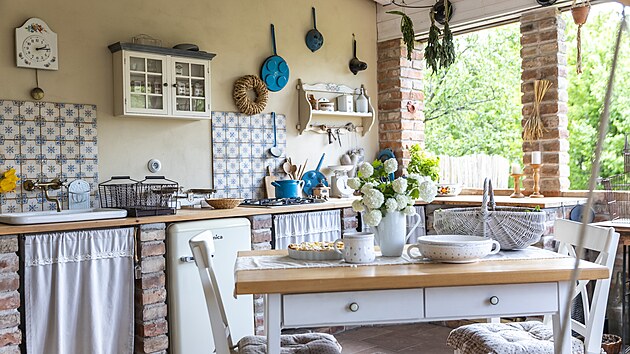 D�ky letn� kuchyni je rodina na vzduchu, i kdy� pr��. 