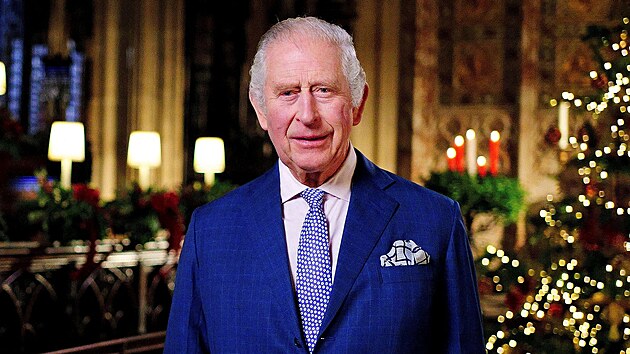 Britsk krl Karel III. bhem naten vnonho poselstv v kapli svatho Ji (Windsor, 13. prosince 2022)