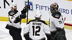 Hokejisté Arizony Zack Kassian (44) a Nick Ritchie (12), gratulují brankái...