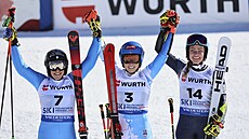Mikaela Shiffrinová (uprosted) slaví triumf v obím slalomu. Vlevo je stíbrná...