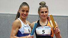 Zleva Tereza Petrilková, Lada Vondrová ped startem tafet en na 4x 200m.