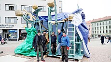 Pi instalaci sochy Hrachovina na Mendlov námstí v Brn dolo ke...