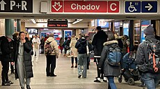 Na Chodov� spadl mu� do koleji�t�, mezi Ka�erovem a Háji jezdí náhradní...