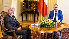 Prezident Miloš Zeman (vpravo) a jeho nástupce v prezidentském úřadu Petr Pavel...