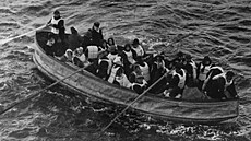 Lidé v záchranném �lunu po potopení Titaniku (duben 1912)
