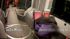 Interiér tramvaje poté, co v ní prob�hla surová rva�ka.