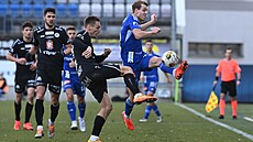 Ond�ej Zmrzlý z Olomouce odkopává mí� p�ed Ond�ejem �ev�íkem z Hradce Králové.