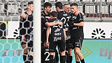 Hrade�tí fotbalisté se radují z branky proti Olomouci.